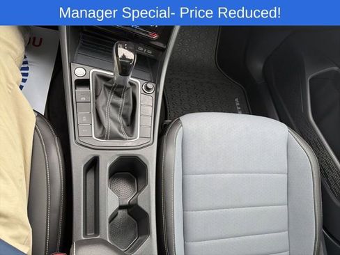 Certified 2025 Volkswagen Jetta SE w/ Sunroof Package image 14