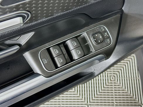 Used 2025 Mercedes-Benz GLB 250 4MATIC image 15