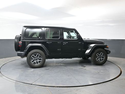 Used 2025 Jeep Wrangler Unlimited Sahara AWD/4WD image 2
