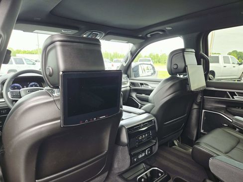 Used 2025 Jeep Wagoneer Series II w/ Premium Group I AWD/4WD image 15