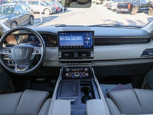 Used 2022 Lincoln Navigator Reserve AWD/4WD image 4