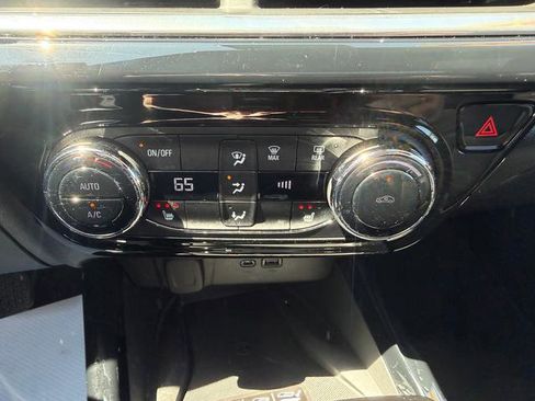 Used 2024 Chevrolet Trax RS w/ Sunroof Package FWD image 8
