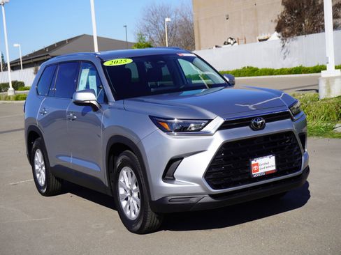 Used 2025 Toyota Grand Highlander AWD image 1