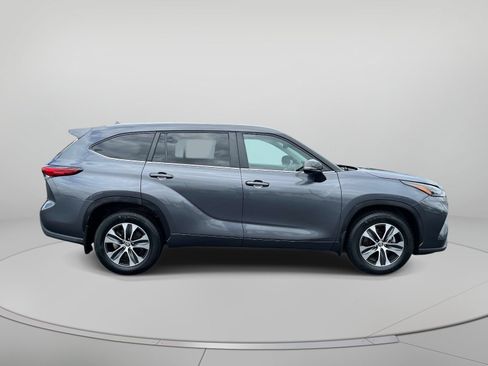 Used 2023 Toyota Highlander XLE AWD/4WD image 2