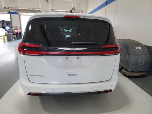 Used 2024 Chrysler Pacifica Touring-L FWD image 6