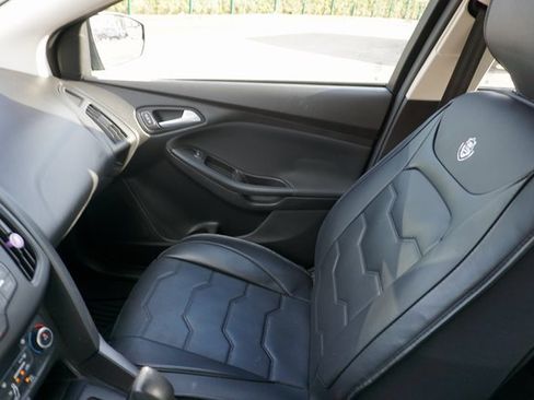 Used 2018 Ford Focus SE w/ SE Appearance Package image 23