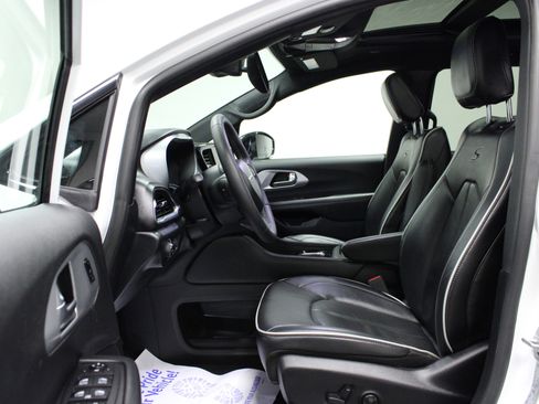 Used 2025 Chrysler Pacifica Limited FWD image 12