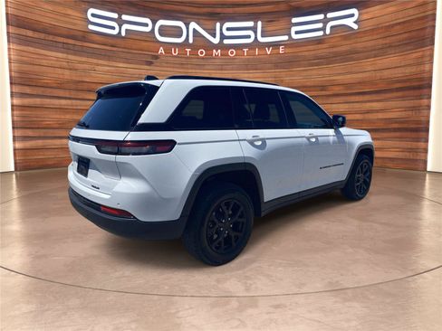 Used 2025 Jeep Grand Cherokee Altitude AWD/4WD image 7