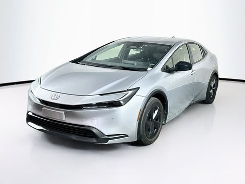 Used 2024 Toyota Prius LE FWD image 3