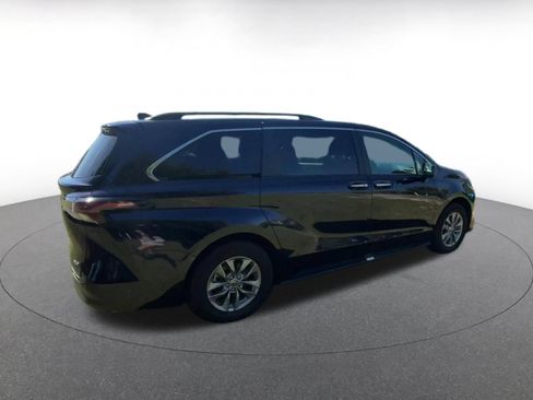 Used 2025 Toyota Sienna XLE FWD image 12