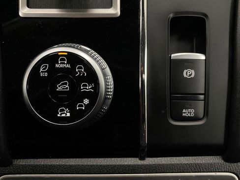 Used 2024 Mitsubishi Outlander AWD image 28