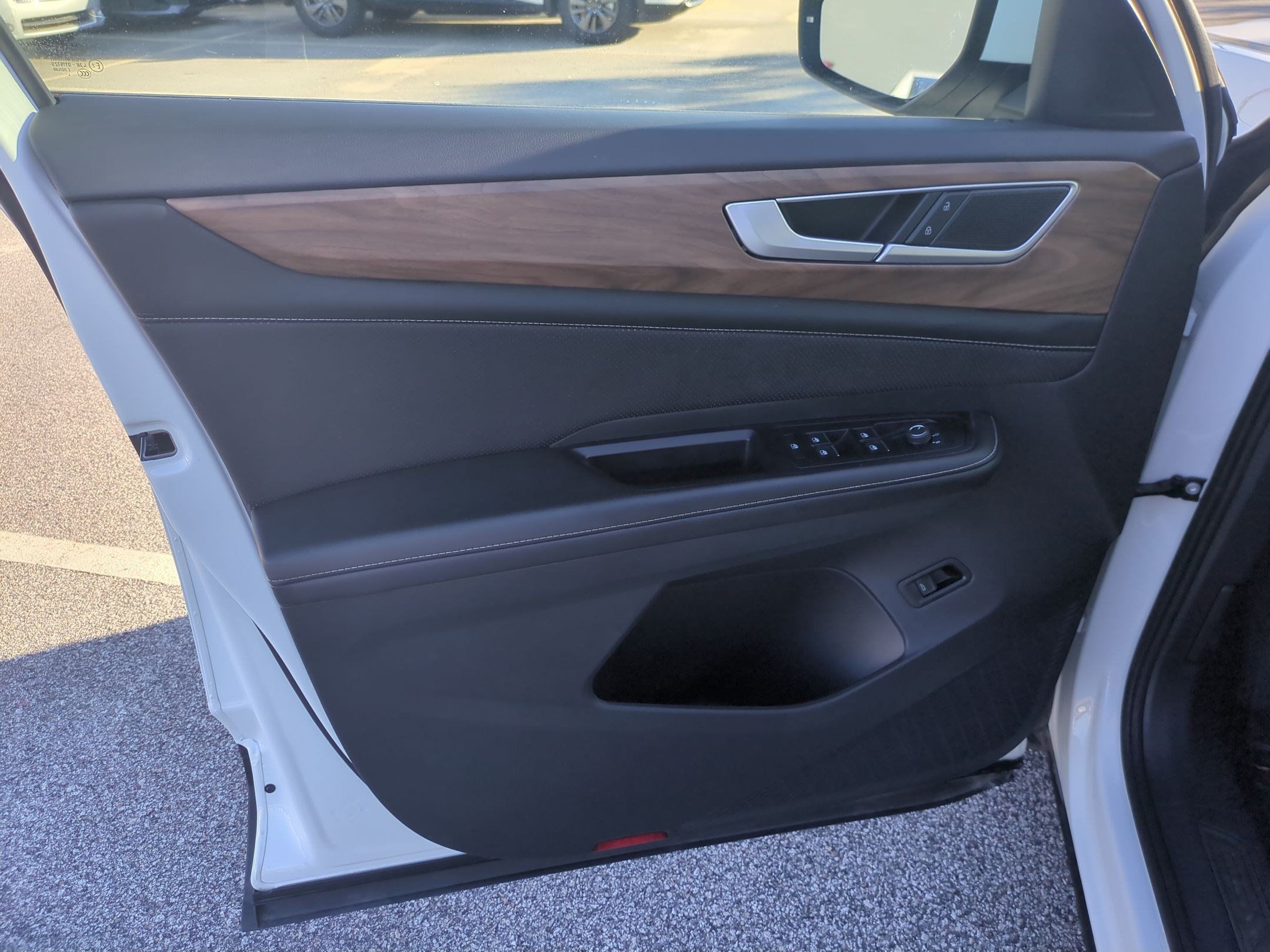 Used 2025 Volkswagen Atlas SE FWD image 13