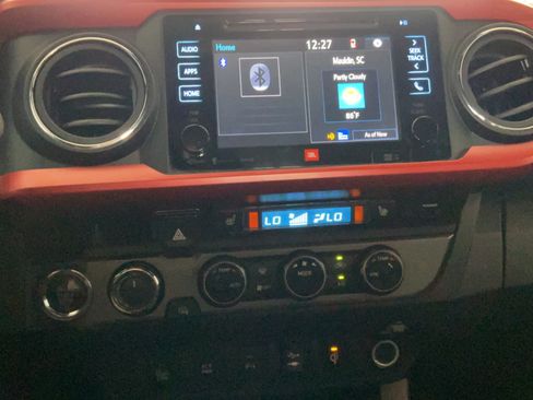 Used 2016 Toyota Tacoma TRD Sport AWD/4WD image 11