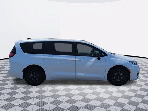 Used 2024 Chrysler Pacifica Limited FWD image 6
