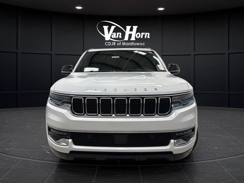 Used 2024 Jeep Wagoneer 4WD w/ Premium Group I image 2