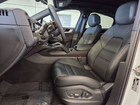 Certified 2026 Porsche Cayenne Coupe image 5