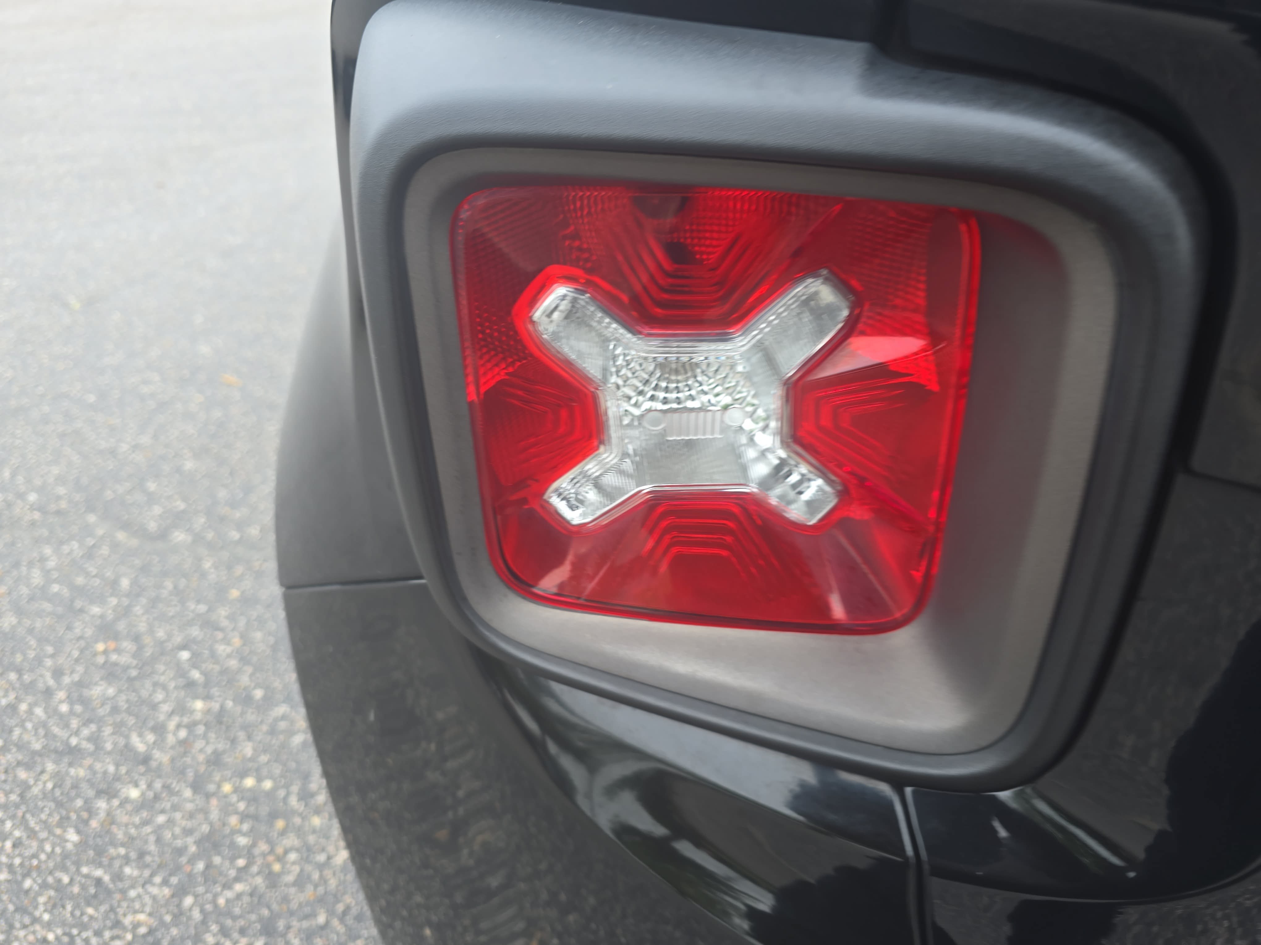 Used 2016 Jeep Renegade 75th Anniversary FWD image 33