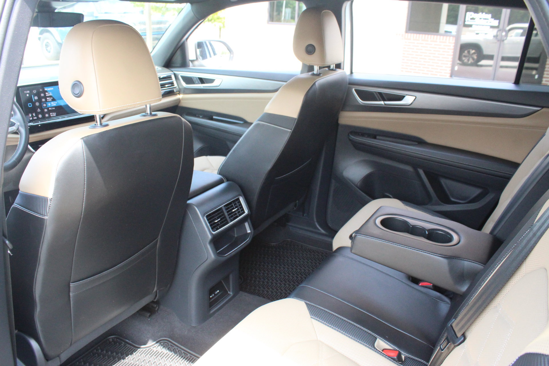 Used 2024 Volkswagen Atlas Cross Sport SE FWD image 23