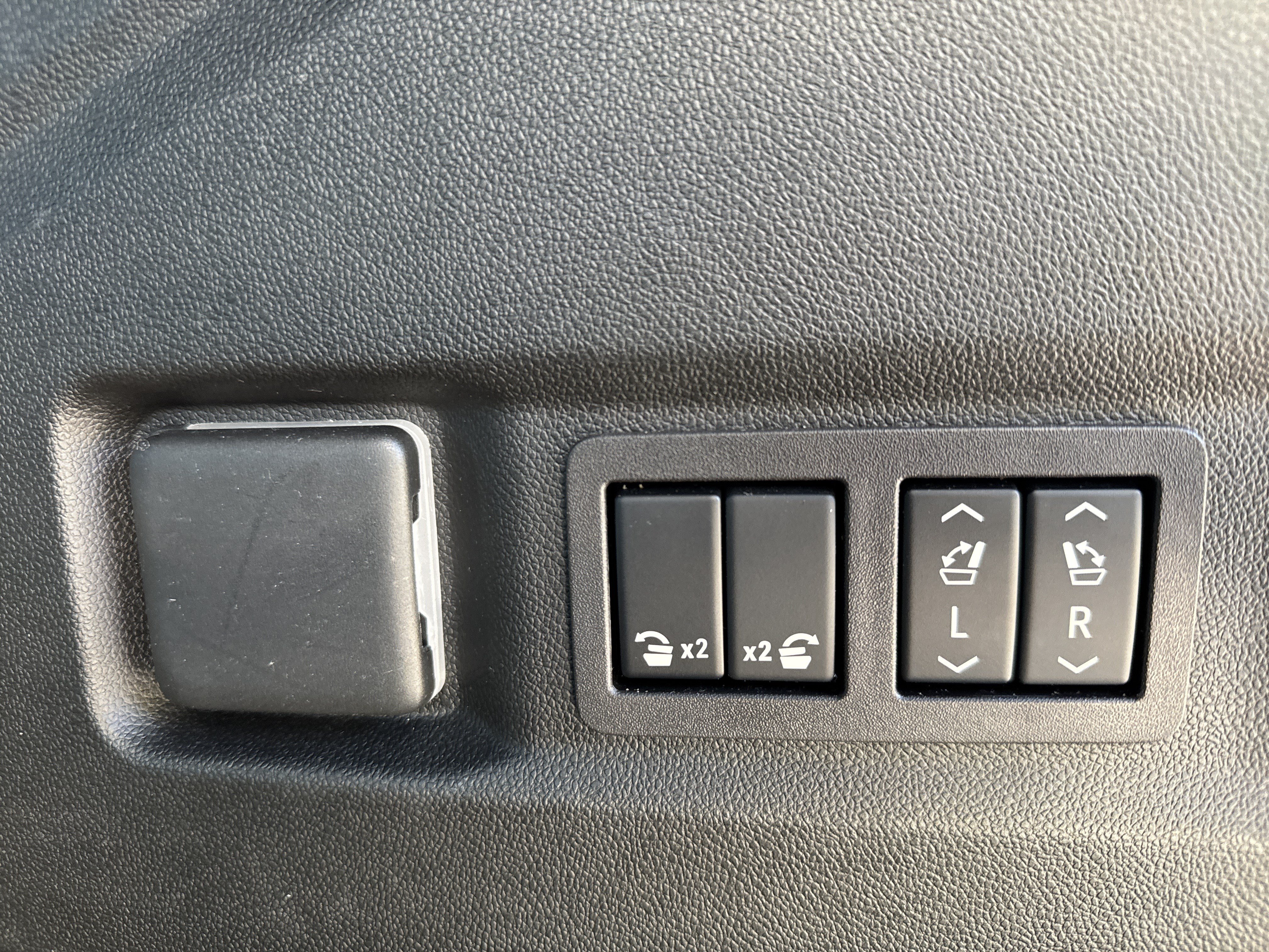 Used 2024 GMC Yukon AT4 w/ AT4 Premium Plus Package AWD/4WD image 37