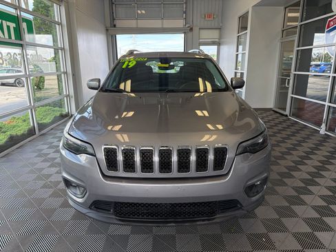 Used 2019 Jeep Cherokee Latitude Plus w/ Comfort/Convenience Group AWD/4WD image 2