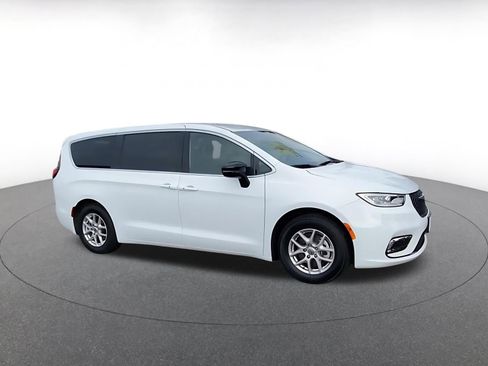 Used 2025 Chrysler Pacifica Select image 2