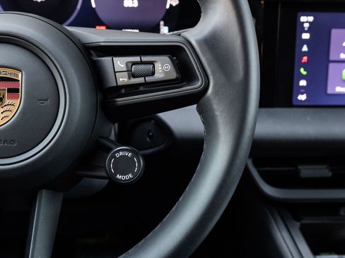 Certified 2025 Porsche Macan Electric image 16