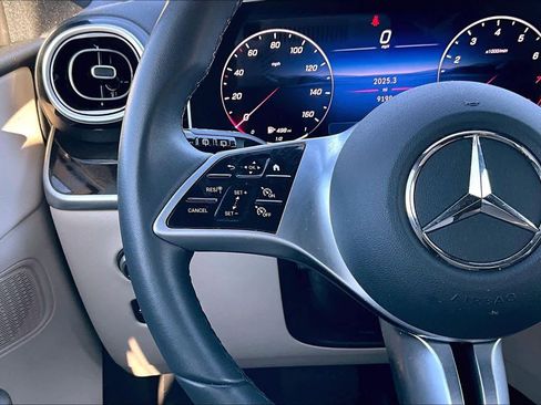 Used 2025 Mercedes-Benz GLC 300 4MATIC image 24