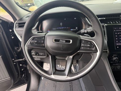 Used 2023 Jeep Grand Cherokee Laredo AWD/4WD image 9