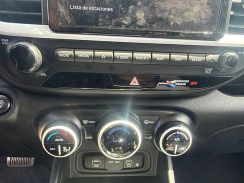Used 2023 Hyundai Venue Limited FWD image 17