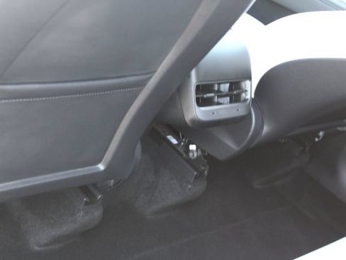 Used 2022 Tesla Model Y Performance AWD/4WD image 29