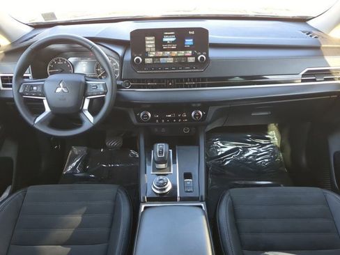 Used 2023 Mitsubishi Outlander SE image 15