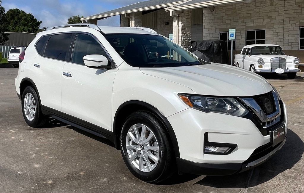 Used 2017 Nissan Rogue SV FWD image 2