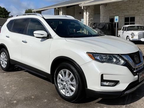 Used 2017 Nissan Rogue SV FWD image 2