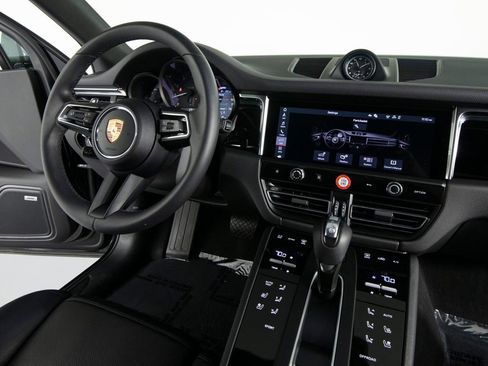 Certified 2025 Porsche Macan image 29
