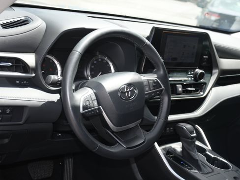 Used 2023 Toyota Highlander LE FWD image 8