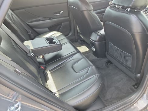 Certified 2025 Hyundai Elantra Limited FWD image 24