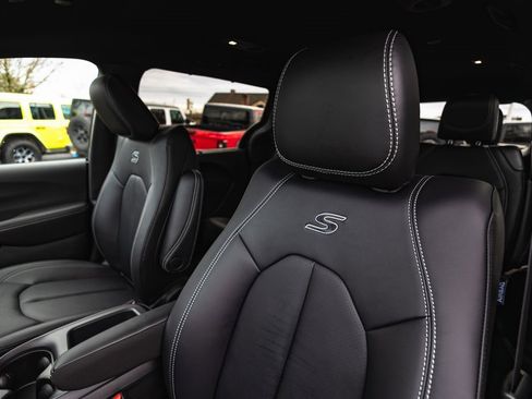 New 2026 Chrysler Pacifica Select w/ S Appearance Package image 22