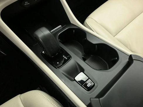 Used 2022 Volvo XC40 T5 Momentum image 34