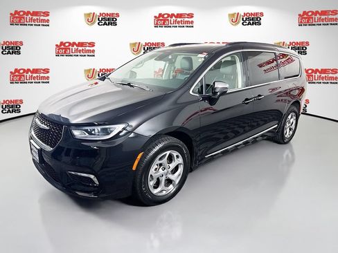 Used 2023 Chrysler Pacifica Limited w/ Uconnect Theater Family Group AWD/4WD image 15