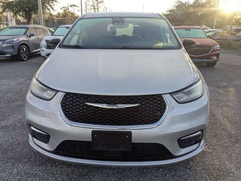 Used 2024 Chrysler Pacifica Touring-L image 8