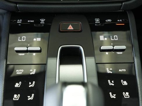 Certified 2025 Porsche Macan AWD/4WD image 21