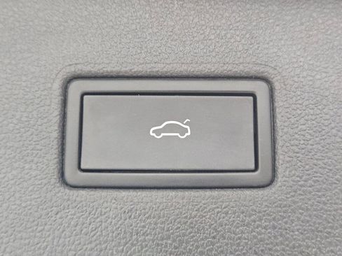 Used 2024 Volkswagen Tiguan SE image 21