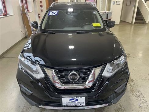 Used 2019 Nissan Rogue SV image 2