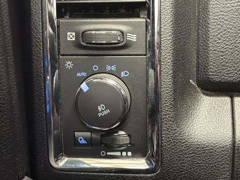 Used 2019 RAM 1500 Laramie w/ Convenience Group AWD/4WD image 28