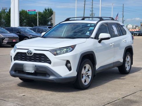 Used 2021 Toyota RAV4 XLE w/ Convenience Package FWD image 3