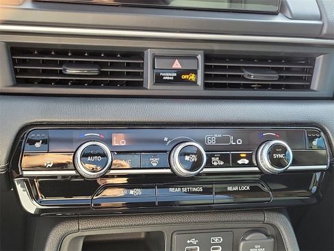 Used 2023 Honda Pilot Touring image 10