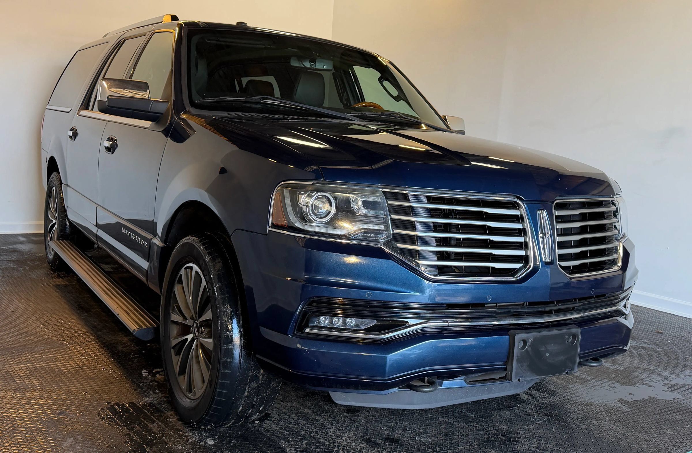 Used 2017 Lincoln Navigator L Select AWD/4WD image 2