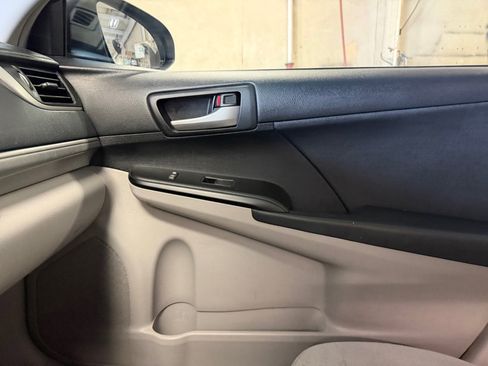 Used 2012 Toyota Camry LE FWD image 35
