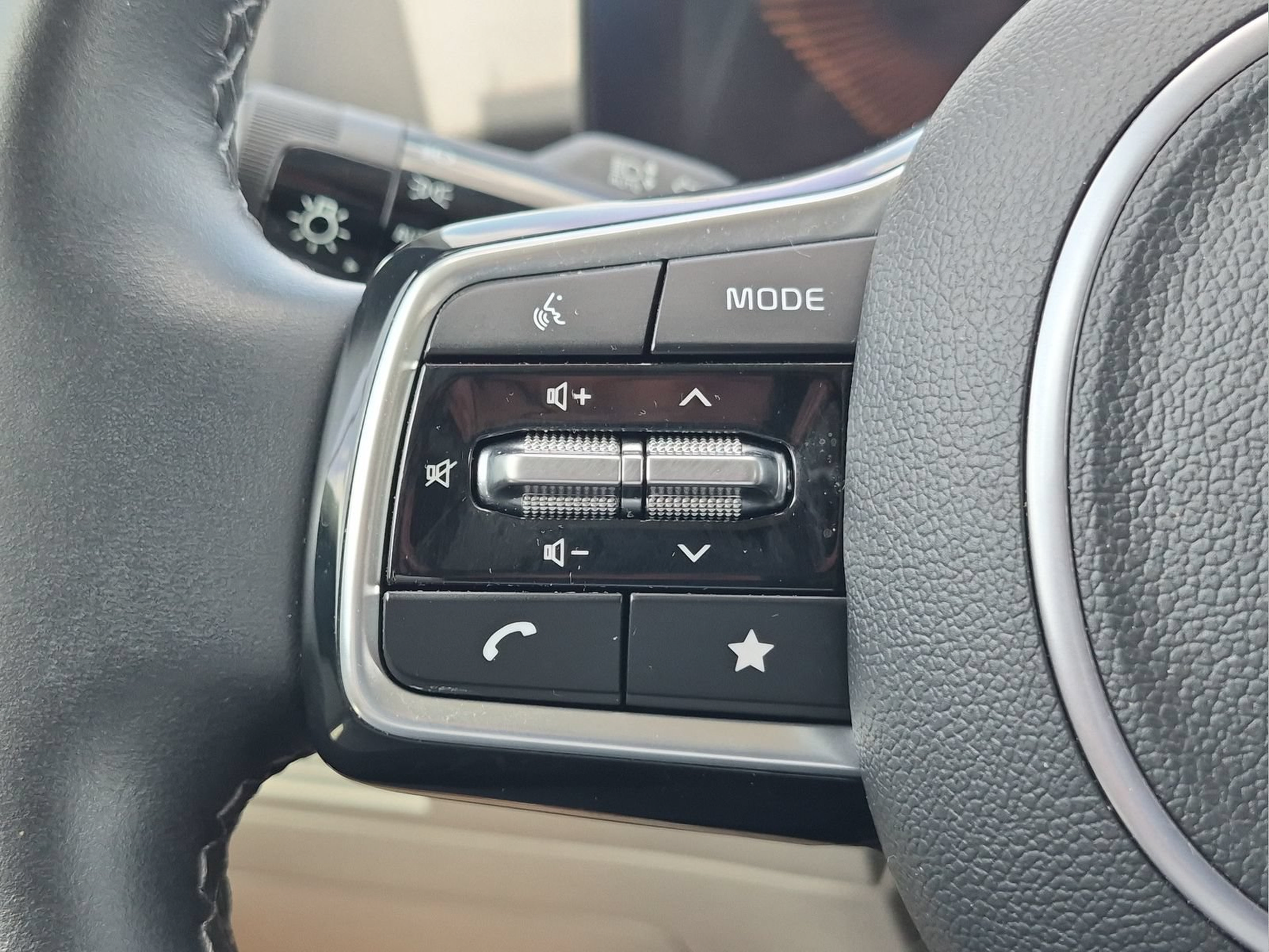 Certified 2025 Kia Sorento S FWD image 14