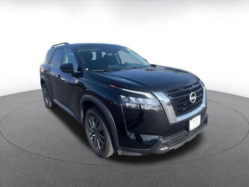 Used 2025 Nissan Pathfinder SV FWD image 2